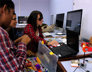 estudiantes miran la computadora